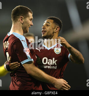 Fulham gegen Burnley - Sky Bet Championship - Craven Cottage. Sam Vokes von Burnley (links) und Andre Grey feiern den Sieg am Ende des Sky Bet Championship-Spiels im Craven Cottage, London. Stockfoto