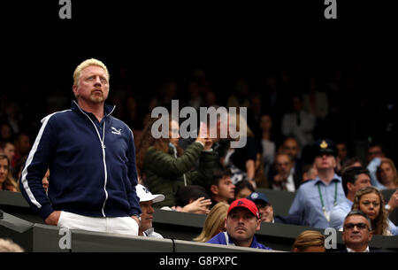 Novak Trainer Boris Becker Uhren sein Match auf dem Centrecourt am Tag drei der Wimbledon Championships bei den All England Lawn Tennis and Croquet Club, Wimbledon. PRESSEVERBAND Foto. Bild Datum: Mittwoch, 29. Juni 2016. PA-Geschichte-TENNIS-Wimbledon zu sehen. Bildnachweis sollte lauten: Steve Paston/PA Wire. Einschränkungen: Nur zur redaktionellen Verwendung. Keine kommerzielle Verwendung ohne vorherige schriftliche Zustimmung von der AELTC. Noch Bild verwenden nur - keine bewegten Bilder, Sendung zu emulieren. Keine Überlagerung oder Entfernung von Sponsor/Ad-Logos. Rufen Sie + 44 (0) 1158 447447 für weitere Informationen. Stockfoto