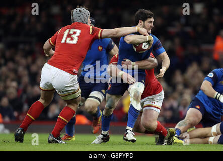 France Maxime Machenuad wird von Wales Jonathan Davies während des RBS Six Nations-Spiels 2016 im Fürstentum Stadium in Cardiff angegangen. Stockfoto