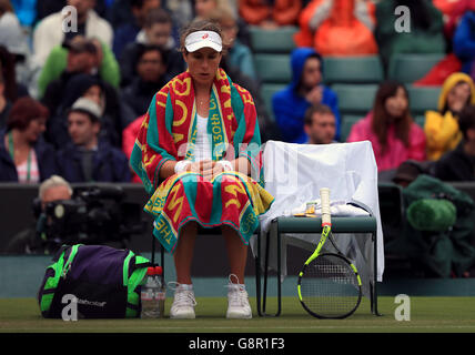 Johanna Konta bei einem Wechsel der enden gegen Monica Puig am Tag drei der Wimbledon Championships bei den All England Lawn Tennis and Croquet Club, Wimbledon. PRESSEVERBAND Foto. Bild Datum: Mittwoch, 29. Juni 2016. PA-Geschichte-TENNIS-Wimbledon zu sehen. Bildnachweis sollte lauten: Adam Davy/PA Wire. Einschränkungen: Nur zur redaktionellen Verwendung. Keine kommerzielle Verwendung ohne vorherige schriftliche Zustimmung von der AELTC. Noch Bild verwenden nur - keine bewegten Bilder, Sendung zu emulieren. Keine Überlagerung oder Entfernung von Sponsor/Ad-Logos. Rufen Sie + 44 (0) 1158 447447 für weitere Informationen. Stockfoto