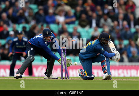 Sri Lanka Dinesh Chandimal ist durch Englands David Willey während der Royal London ein Tag International Series bei Kia Oval, London rollte. Stockfoto