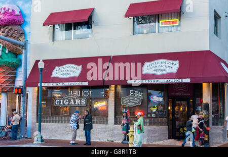 Little Havana in Miami, Florida mit berühmten Little Havanna Zigarrenfabrik auf SE 8th Street Stockfoto