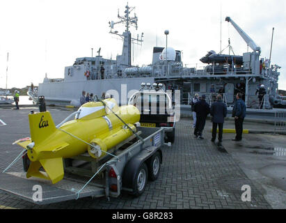 Das gelbe U-Boot, das vor mehr als drei Monaten von Inselfischer eingewickelt wurde, wird auf die HMS Blythe transportiert, die heute schließlich von der Royal Navy gesammelt wurde - zusammen mit einem speziell abgefüllten Whisky-Karton, um den Anlass zu markieren, Donnerstag, den 8. September 2005. HMS Blythe kam heute Morgen in Islay vor der Westküste Schottlands an, um sein ferngesteuertes Fahrzeug (ROV) abzuholen. Siehe PA Story SEA Submarine. DRÜCKEN Sie VERBANDSFOTO. Bildnachweis sollte lauten: PA. Stockfoto