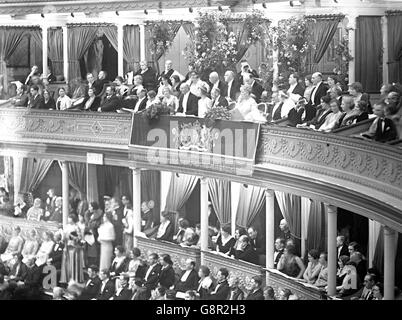 König George V, Königin Mary und die Prinzessin Royal in der Royal Box in der Albert Hall, wo sie ein Konzert von weltberühmten Künstlern gegeben. Stockfoto