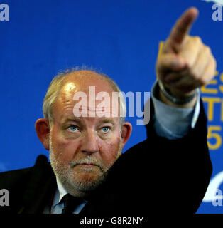 Innenminister Charles Clarke hat auf einer Pressekonferenz nach dem informellen Ministertreffen der EU im Bereich Justiz und Inneres am Donnerstag, den 8. Juli 2005, auf der Rennbahn Newcastle, Newcastle, einen Punkt gemacht. DRÜCKEN SIE VERBANDSFOTO. PA-Bild Gareth Copley Stockfoto