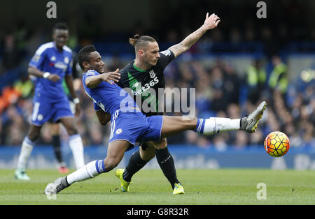 Chelsea's John Obi Mikel (links) und Stoke City's Marko Arnautovic in Aktion während des Spiels der Barclays Premier League in Stamford Bridge, London. Stockfoto