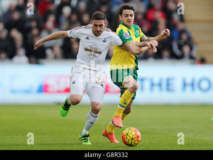 Angel Rangel (links) von Swansea City wird von Robbie Brady von Norwich City während des Spiels der Barclays Premier League im Liberty Stadium, Swansea, herausgefordert. Stockfoto