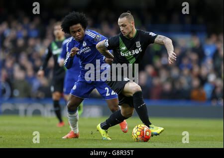 Chelsea's Willian (links) und Stoke City's Marko Arnautovic in Aktion während des Barclays Premier League Spiels in Stamford Bridge, London. Stockfoto