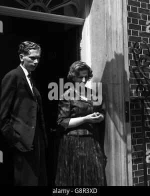 Lady Douglas-Home und ihr Sohn David stehen heute vor der Tür der Downing Street Nr.10, um Sir Alec Douglas-Home, den Premierminister, zum flughafen london zu sehen. Sir Alec ging morgen zur Beerdigung des indischen Premierministers Jawarharlal Nehru nach New Dehli. Stockfoto