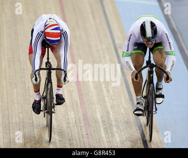 Der britische Jason Kenny (links) fährt im Sprint-Finale der Herren am vierten Tag der UCI Track Cycling World Championships im Lee Valley VeloPark, London, gegen den australischen Matthew Glaetzer. Stockfoto