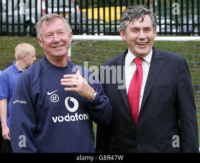 Der Schatzkanzler Gordon Brown (rechts) läutete ein „goldenes Zeitalter“ für den Sport im Vereinigten Königreich ein, als er sich mit der Olympiaministerin Tessa Jowell und dem Manchester United Manager Sir Alex Ferguson in Salford (links) zusammenarbeitete, um den Wettkampfsport in Schulen zu fördern, wobei Kinder der All Hallowes High School in Salford, Manchester. Stockfoto