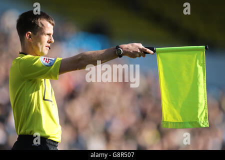 Leeds United gegen Bolton Wanderers - Sky Bet Championship - Elland Road. Allgemeine Ansicht eines Linienmanns, der seine Flagge hochhebt Stockfoto