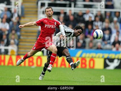 Fußball - FA Barclays Premiership - Newcastle United / Fulham - St James' Park. Celestine Babayaro von Newcastle United und Tomasz Radzinski von Fulham Stockfoto