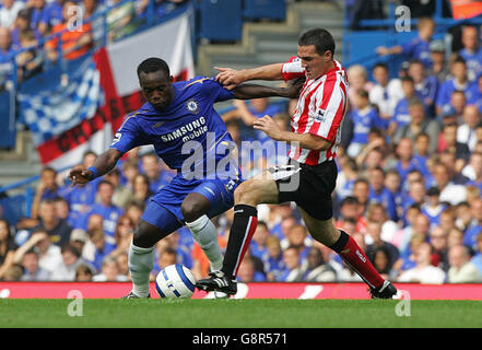 Chelsea's Michael Essien (L) kämpft mit Tommy Miller von Sunderland während des Spiels der Barclays Premiership in Stamford Bridge, London, am Samstag, 10. September 2005. DRÜCKEN SIE VERBANDSFOTO. Das Foto sollte lauten: Nick Potts/PA Stockfoto