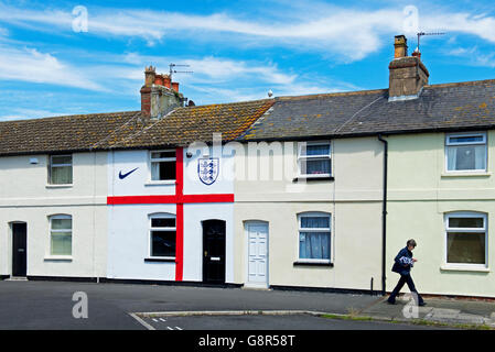 Reihenhaus in Fleetwood, Lancashire, gemalt, um die Flagge von St. George, zur Unterstützung der englischen Fußball-Nationalmannschaft, UK ähneln Stockfoto