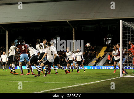 Fulham gegen Burnley - Sky Bet Championship - Craven Cottage. Sam Vokes von Burnley (Mitte) erzielt das erste Tor seines Spielers während des Sky Bet Championship-Spiels im Craven Cottage, London. Stockfoto