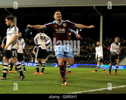 Fulham gegen Burnley - Sky Bet Championship - Craven Cottage. Sam Voices von Burnley feiert das erste Tor seiner Spieleseite während des Sky Bet Championship-Spiels im Craven Cottage, London. Stockfoto