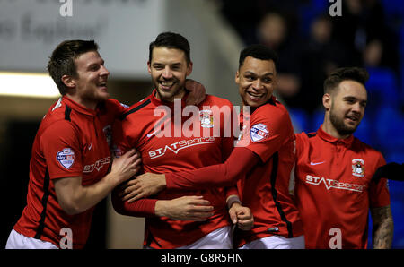 Shrewsbury Town / Coventry City - Sky Bet League One - Greenhous Meadow. Aaron Martin von Coventry City (zweiter links) feiert das erste Tor seiner Mannschaft im Spiel mit Teamkollegen Stockfoto