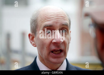 Lord Adonis während eines Medieninterviews nach seinem Besuch auf dem Gelände des Kreuzungsbahnhofs der Tottenham Court Road in London. Stockfoto