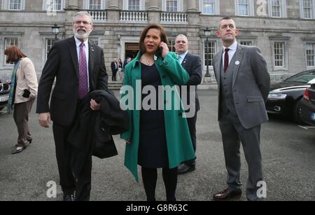 (Von links nach rechts) Sinn Feins Gerry Adams, Mary Lou McDonald, Aengus O Snodaigh und Maurice Quinlivan vor dem Leinster House in Dublin, als die TDS zur ersten Sitzung des irischen parlaments nach einer trennenden Wahl eintrifft, ohne Aussicht auf eine Einigung über eine neue Regierung. Stockfoto