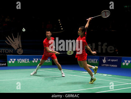 Die chinesischen Xu Chen (links) und Jin Ma während ihres Doppelspiels am zweiten Tag der YONEX All England Open Badminton Championships in der Barclaycard Arena in Birmingham. DRÜCKEN SIE VERBANDSFOTO. Bilddatum: Donnerstag, 10. März 2016. Siehe PA Geschichte BADMINTON All England. Bildnachweis sollte lauten: Simon Cooper/PA Wire. Stockfoto