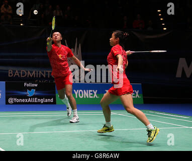 Die chinesischen Xu Chen (links) und Jin Ma während ihres Doppelspiels am zweiten Tag der YONEX All England Open Badminton Championships in der Barclaycard Arena in Birmingham. Stockfoto