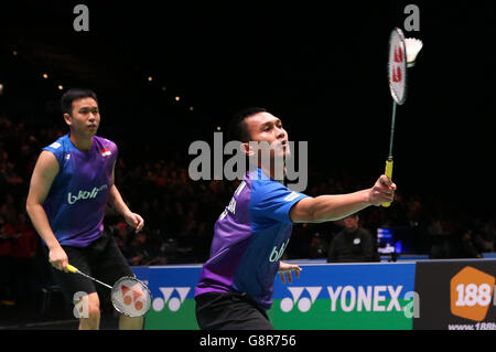 Die Indonesier Mohammad Ashan (rechts) und Hendra Setiawan beim Doppelspiel ihrer Herren am zweiten Tag der YONEX All England Open Badminton Championships in der Barclaycard Arena in Birmingham. Stockfoto