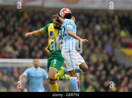 Russell Martin von Norwich City (links) und Gael Clichy von Manchester City kämpfen während des Barclays Premier League-Spiels in Carrow Road, Norwich, um den Ball. Stockfoto