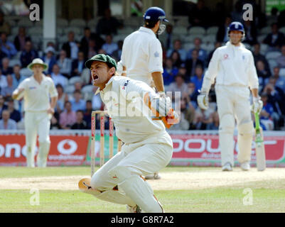 Der Australier Adam Gilchrist feiert, nachdem er den englischen Kapitän Michael Vaughan für 45:00 Uhr beim Bowling von Glenn McGrath am letzten Tag des fünften npower-Test-Spiels im Brit Oval, London, am Montag, den 12. September 2005, erwidern konnte. DRÜCKEN SIE VERBANDSFOTO. Der Bildnachweis sollte lauten: Sean Dempsey/PA. Stockfoto