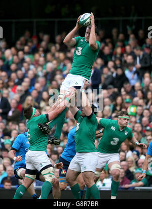 Irland - Italien - 2016 RBS Six Nations - Aviva Stadium. Irlands Devin Toner ist beim RBS 6 Nations-Spiel 2016 im Aviva Stadium in Dublin am Ball. Stockfoto