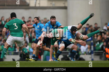 Irland - Italien - 2016 RBS Six Nations - Aviva Stadium. Irlands Devin Toner (Mitte) in Aktion während des RBS 6 Nations-Spiels 2016 im Aviva Stadium, Dublin. Stockfoto