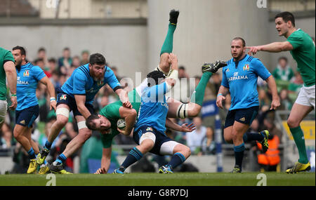 Irland - Italien - 2016 RBS Six Nations - Aviva Stadium. Irlands Devin Toner (Mitte) in Aktion während des RBS 6 Nations-Spiels 2016 im Aviva Stadium, Dublin. Stockfoto