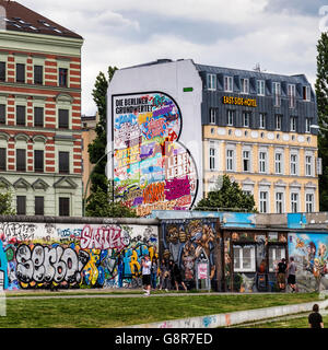 East Side Hotel Berlin und East Side Gallery, Wandmalerei und Graffiti an den Überresten der Berliner Mauer Stockfoto