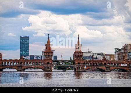 Oberbaumbrucke, Oberbaum Straße & Eisenbahnbrücke über die Spree, Berlin. Verbindet Kreuzberg mit Friedrichshain. Stockfoto