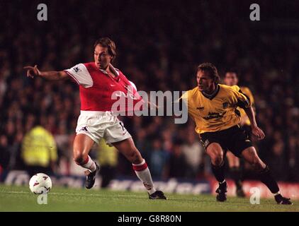 David Platt von Arsenal (links) wird von Birmingham City zurückgehalten Torschütze Tony Hay (rechts) Stockfoto