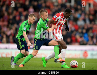 Giannelli Imbula von Stoke City (rechts) und James ward-Prowse von Southampton kämpfen während des Spiels der Barclays Premier League im Britannia Stadium, Stoke-on-Trent, um den Ball. Stockfoto