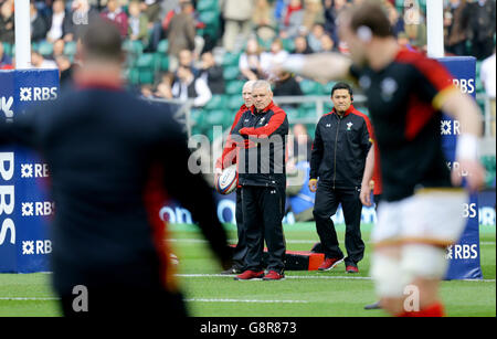 England gegen Wales - 2016 RBS Six Nations - Twickenham Stadium. Wales-Cheftrainer Warren Gatland wacht während des RBS Six Nations-Spiels 2016 im Twickenham Stadium, London, über das Aufwärmen. Stockfoto