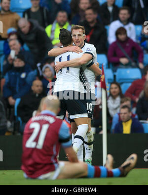 Harry Kane von Tottenham Hotspur (rechts) feiert das erste Tor seiner Mannschaft im Spiel mit Teamkollege Erik Lamela während des Barclays Premier League-Spiels in Villa Park, Birmingham. Stockfoto