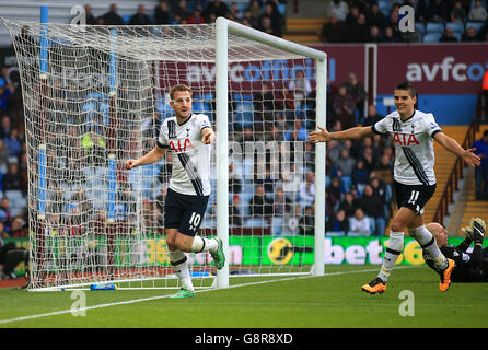 Harry Kane von Tottenham Hotspur (links) feiert das zweite Tor seiner Mannschaft im Spiel mit Teamkollege Erik Lamela während des Barclays Premier League-Spiels in Villa Park, Birmingham. Stockfoto