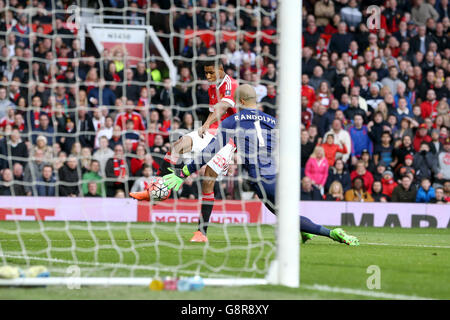 Marcus Rashford von Manchester United (links) hat einen Schuss von West Ham United Torwart Darren Randolph während des Emirates FA Cup, Quarter Final Match in Old Trafford, Manchester, gerettet. Stockfoto