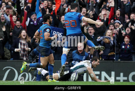 Tim Visser erzielt Schottlands dritten Versuch während des RBS Six Nations-Spiels 2016 im BT Murrayfield Stadium, Edinburgh. Stockfoto