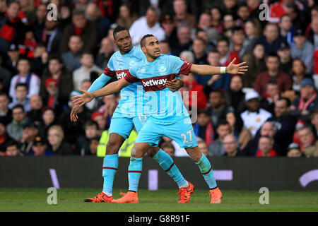 Dimitri Payet (rechts) von West Ham United feiert den ersten Treffer Ziel des Spiels mit Teamkollege Pedro MBA Obiang Stockfoto