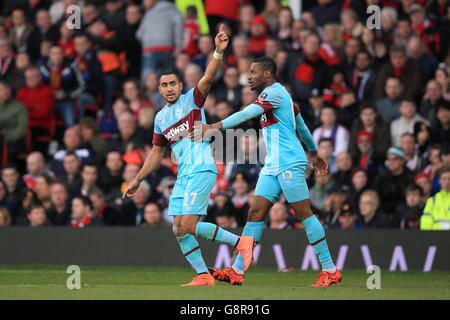 Dimitri Payet (links) von West Ham United feiert den ersten Treffer Ziel des Spiels mit Teamkollege Pedro MBA Obiang Stockfoto