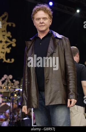 BBC Proms in the Park 2005. Mick Hucknall mit dem BBC Orchestra. Stockfoto