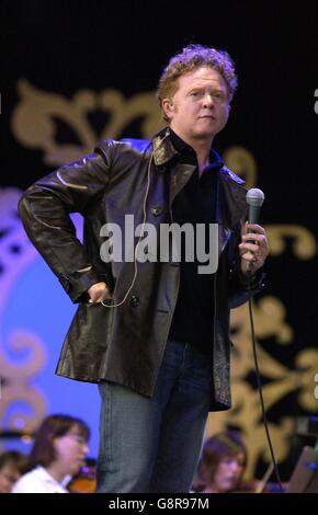 BBC Proms im Park 2005. Mick Hucknall mit der BBC Orchestra Probe. Stockfoto