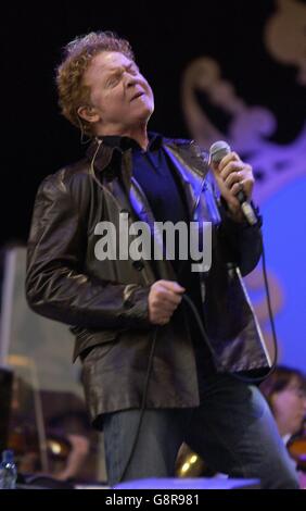 BBC Proms in the Park 2005. Mick Hucknall mit dem BBC Orchestra. Stockfoto