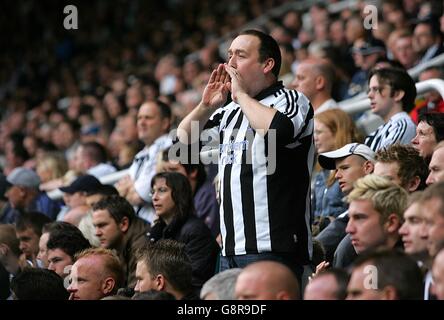 Fußball - FA Barclays Premiership - Newcastle United / Fulham - St James' Park. Newcastle United Fans Stockfoto