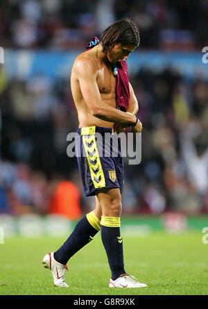 Fußball - FA Barclays Premiership - West Ham United / Aston Villa - Upton Park. Milan Baros von Aston Villa geht nach dem Spiel der Barclays Premiership gegen West Ham niedergeschlagen aus. Stockfoto