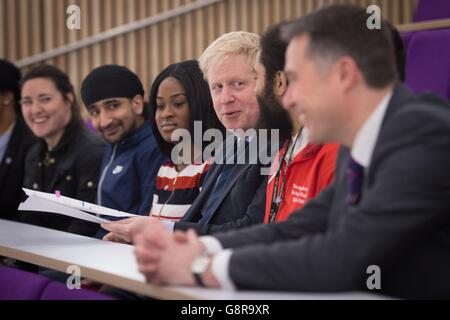 Der Bürgermeister von London, Boris Johnson, traf im Olympic Park im Osten Londons Studenten des neuen Londoner Campus der Loughborough University, der im ehemaligen Olympischen Pressezentrum untergebracht ist, das jetzt hier East heißt. Stockfoto