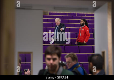 Der Bürgermeister von London, Boris Johnson, traf im Olympic Park im Osten Londons Studenten des neuen Londoner Campus der Loughborough University, der im ehemaligen Olympischen Pressezentrum untergebracht ist, das jetzt hier East heißt. Stockfoto